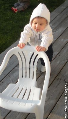 il prefère pousser sa chaise sur la terrasse